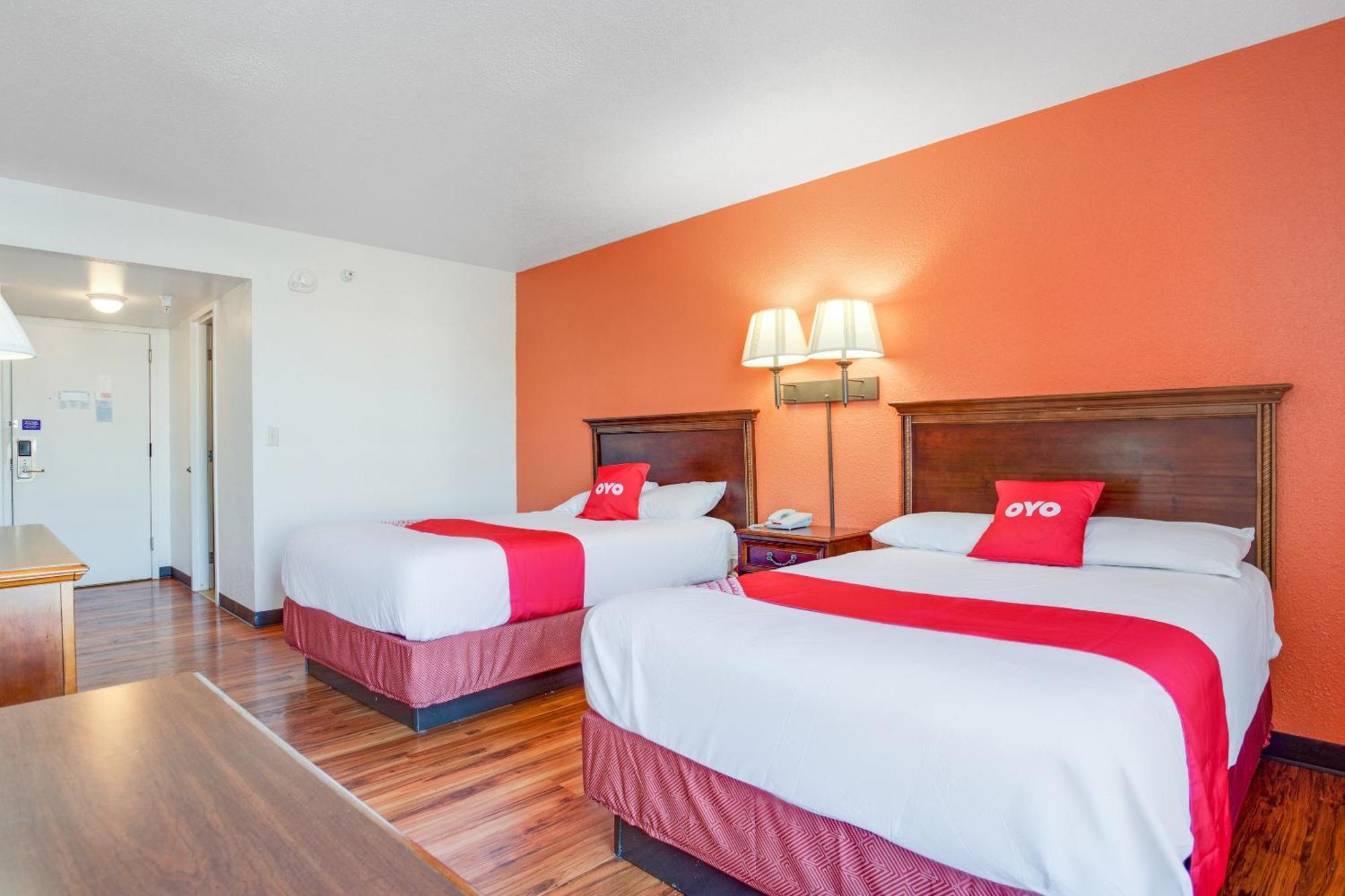 Oyo Hotel Mona Lake Маскигон Экстерьер фото