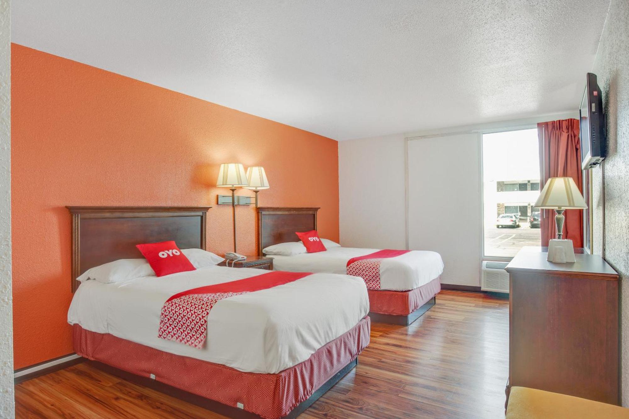 Oyo Hotel Mona Lake Маскигон Экстерьер фото
